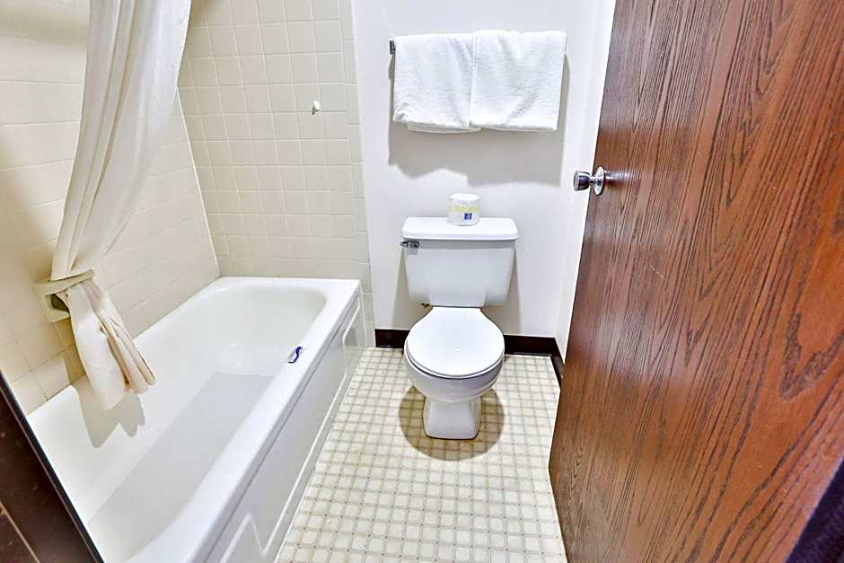 OYO Hotel Pipestone MN, Canterbury Park