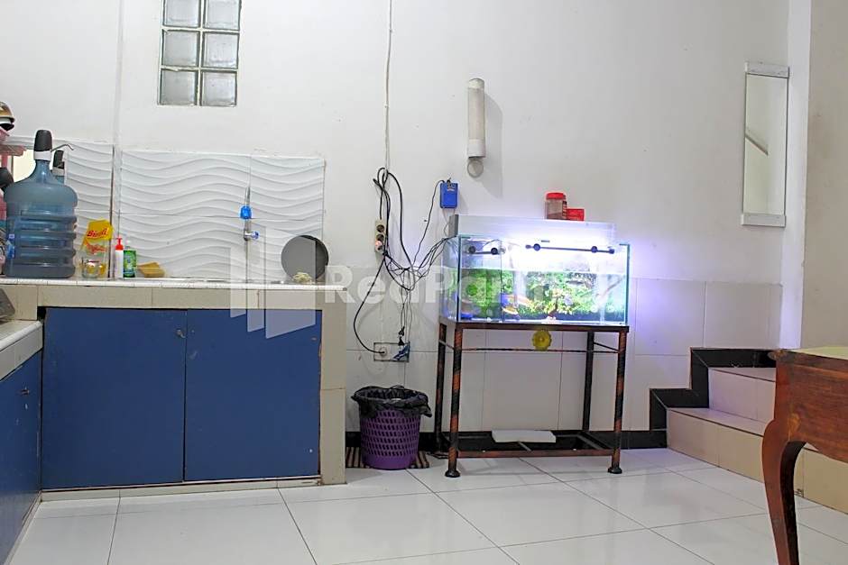 Snow White Residence near Grogol Mitra RedDoorz