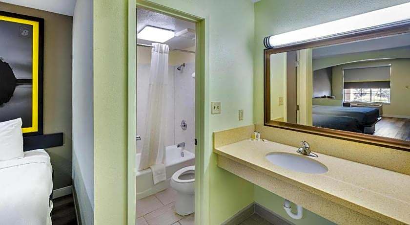 Super 8 by Wyndham Jackson MS Near the Fairgrounds