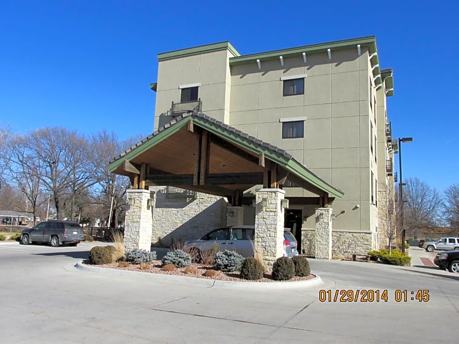 Parkwood Inn & Suites