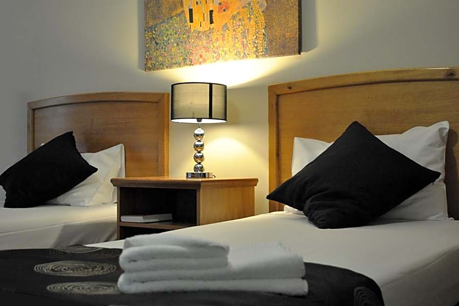 Meadowbrook Hotel