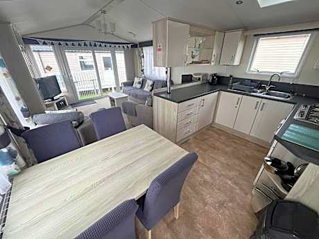 Heron 41, Scratby - California Cliffs, Parkdean, sleeps 6, pet friendly, bed linen and towels included - close to the beach