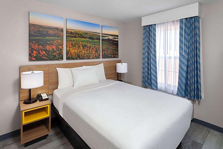 Days Inn & Suites by Wyndham Sellersburg