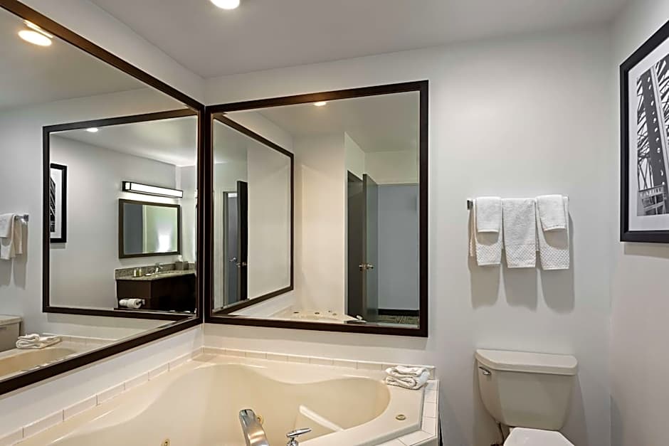 DoubleTree By Hilton Hotel Pittsburgh-Meadow Lands