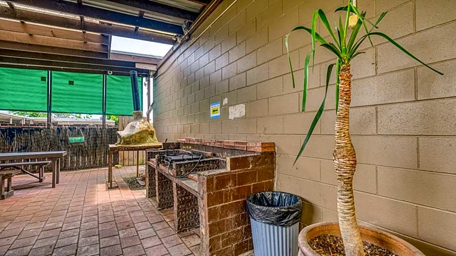 Beachcomber Lodge & Backpacker