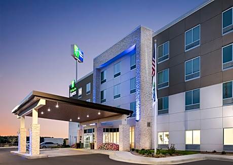 Holiday Inn Express Calhoun South By IHG