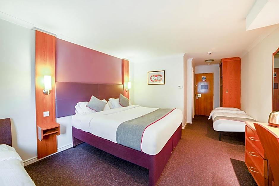 OYO Lakeside Haydock Hotel, St Helens, A580 East Lancs, Garswood Old Road