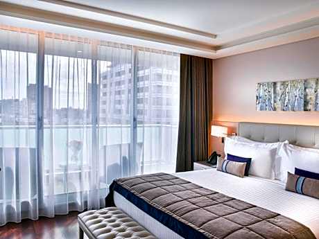 Deluxe Room with 1 kingsize bed and balcony