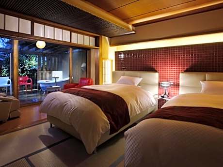 Twin Room with Private External Bathroom