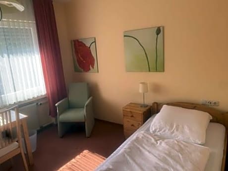 1 Bett Zimmer in ehemaligem Hotel für kurz oder lang (Z2)
