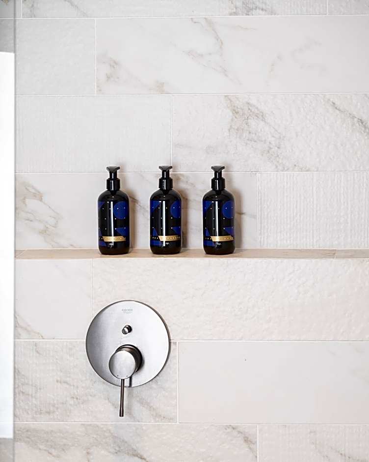 Cardo Roma, Autograph Collection