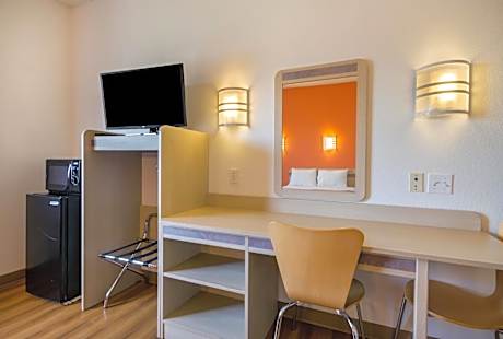 Queen Room - Mobility/Hearing Accessible with Roll-In Shower/Non-Smoking