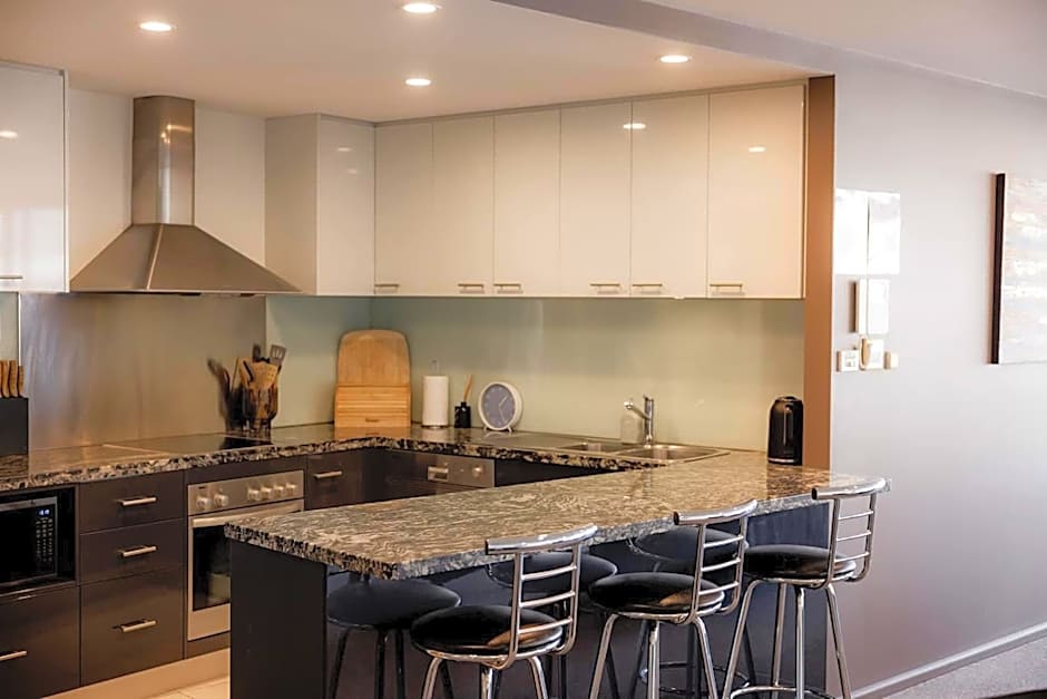 Inner-city 2 bedroom apartment - perfectly located