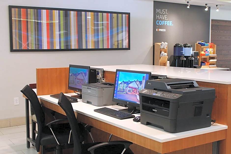 Holiday Inn Express & Suites Bradley Airport By IHG