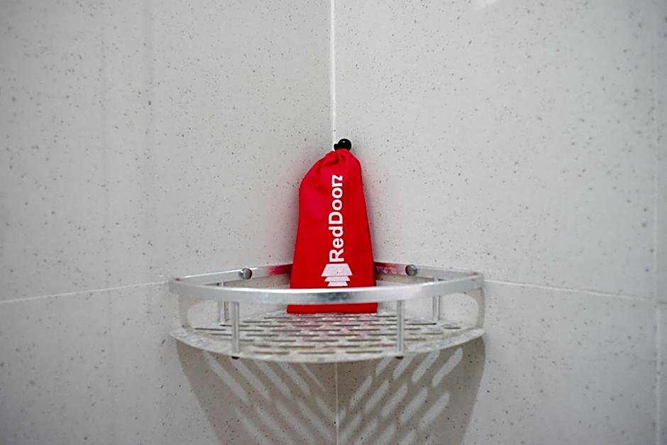 RedDoorz Plus Syariah near Stasiun Tegal 2