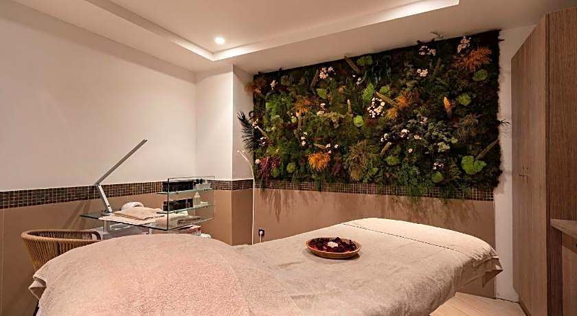 Zenitude Hotel la Valadiere, an Ascend Collection Hotel