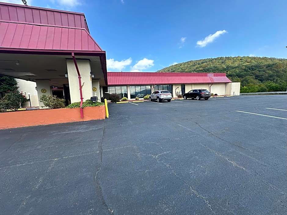 Hotel Red Rose by Townhouse Covington I-64