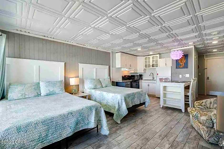 Sandy Bottoms Beachfront Studio On The Sand