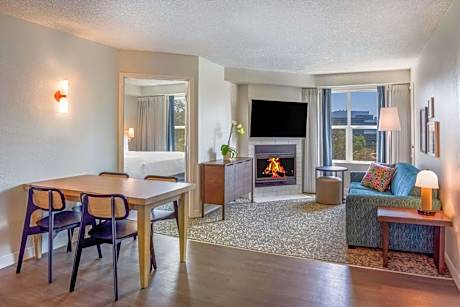 Mobility Accessible Two Bedroom Suite Two Queens Roll-In Shower