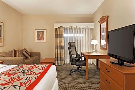 Business King Room with Balcony and Interior Courtyard - Stair Access Only/Non-Smoking