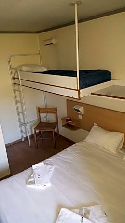 Basic Triple Room with Shared Bathroom