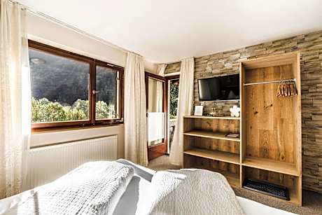 Standard Double Room with Shared Bathroom