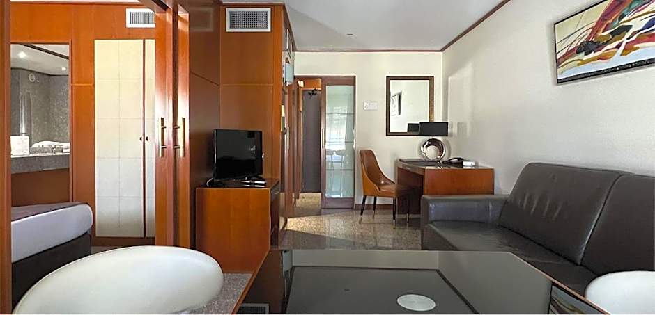 Goldstar Resort & Suites