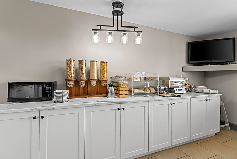 Travelodge Suites by Wyndham Regina - Eastgate Bay