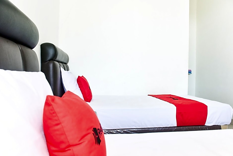 RedDoorz near Alun Alun Wonosobo