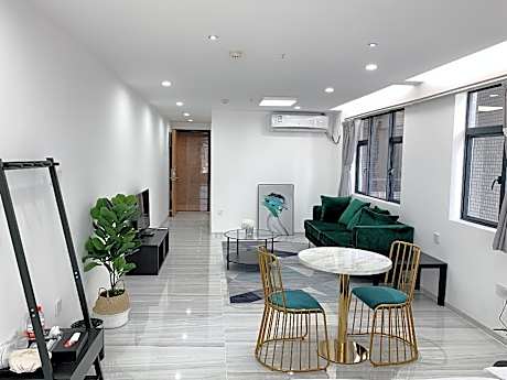 European Room 1 Queen Bed