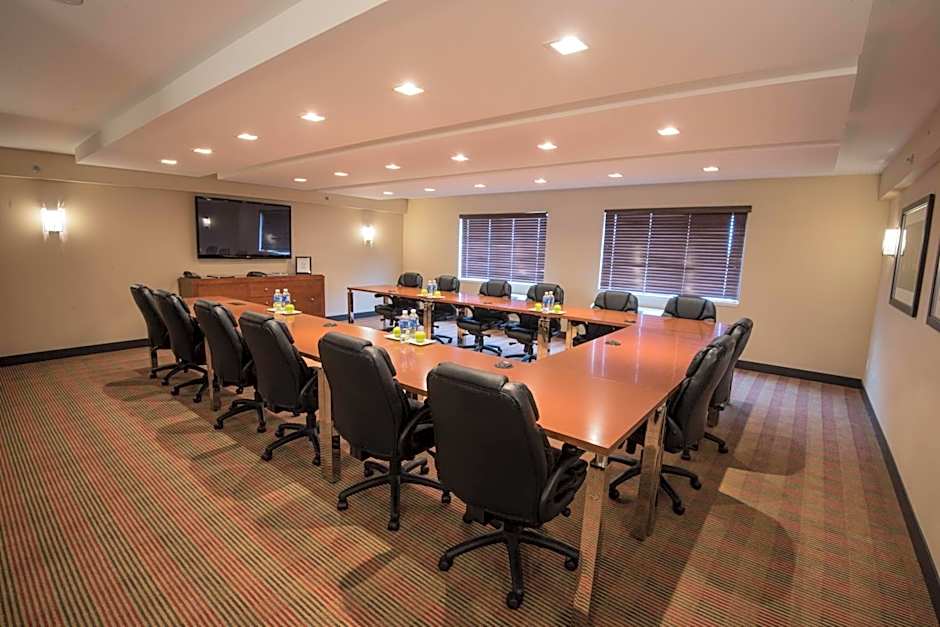 Four Points By Sheraton Winnipeg South
