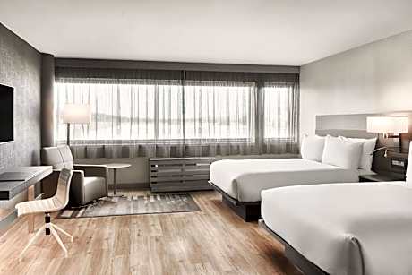 Large Corner Queen Room with Roll-In Shower - Mobility Accessible