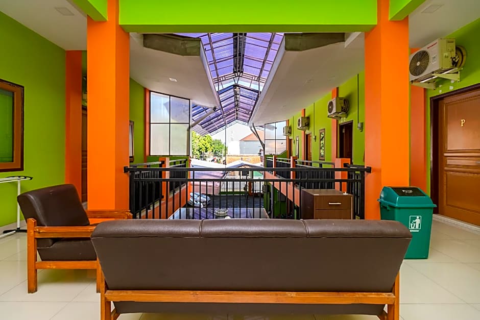 RedDoorz near Kejaksan Station Cirebon 2