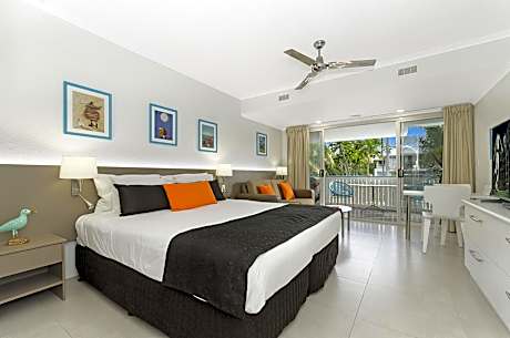 Studios with Sea and Pool Views