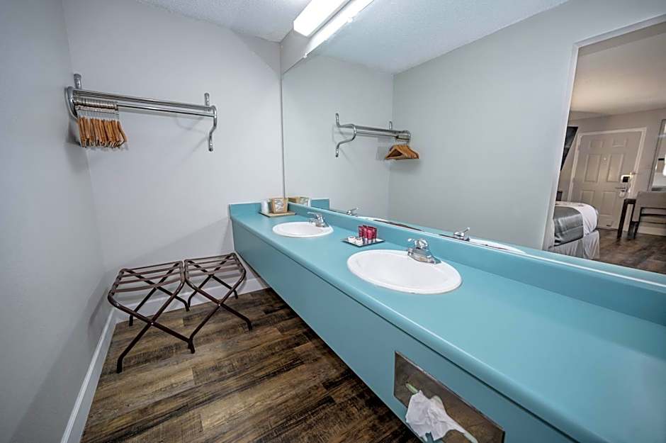 RIVER OAK INN