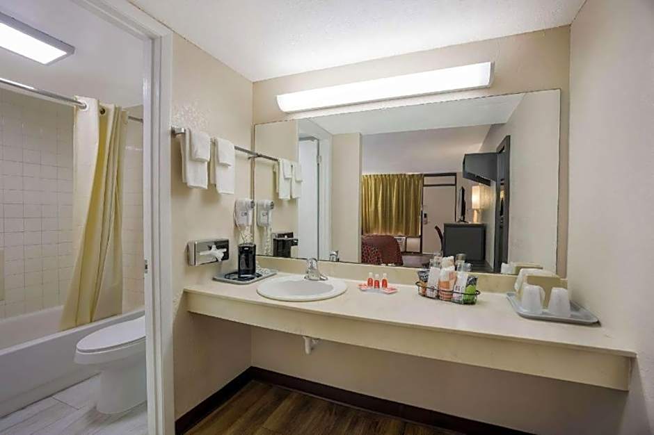 Econo Lodge Live Oak