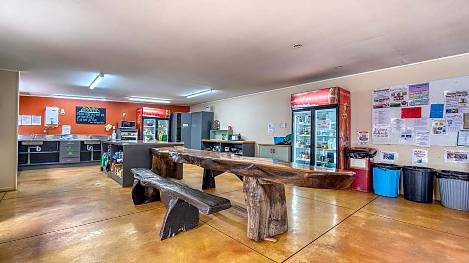 Beachcomber Lodge & Backpacker