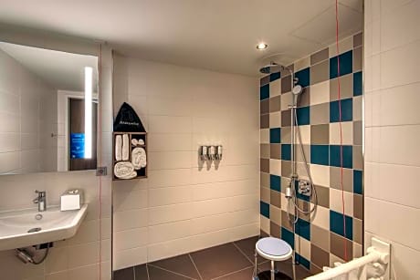 Queen Accessible Room