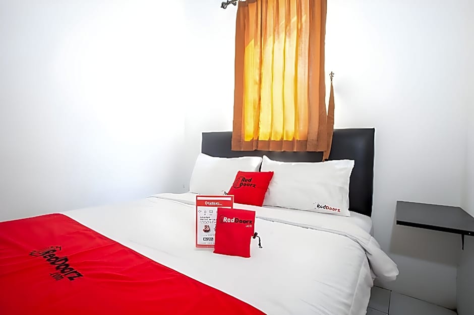 RedDoorz Plus near Galaxy Mall