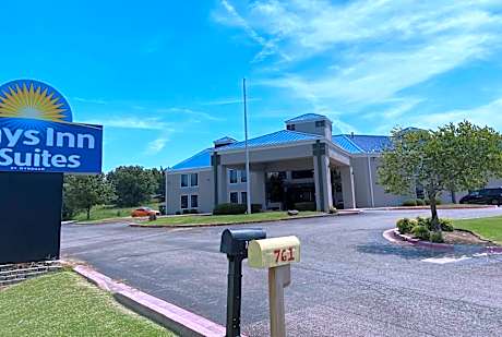 Days Inn & Suites by Wyndham Tahlequah