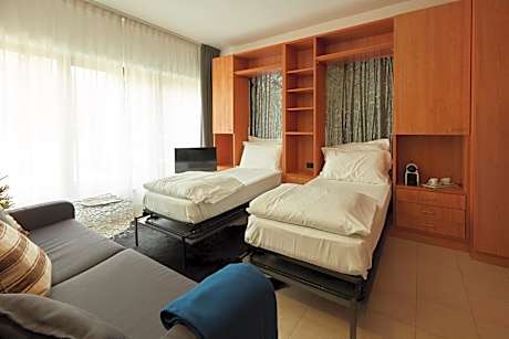 Superior One-Bedroom Apartment with Mountain View