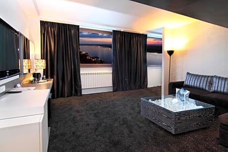 Executive Suite with River View and Free Parking
