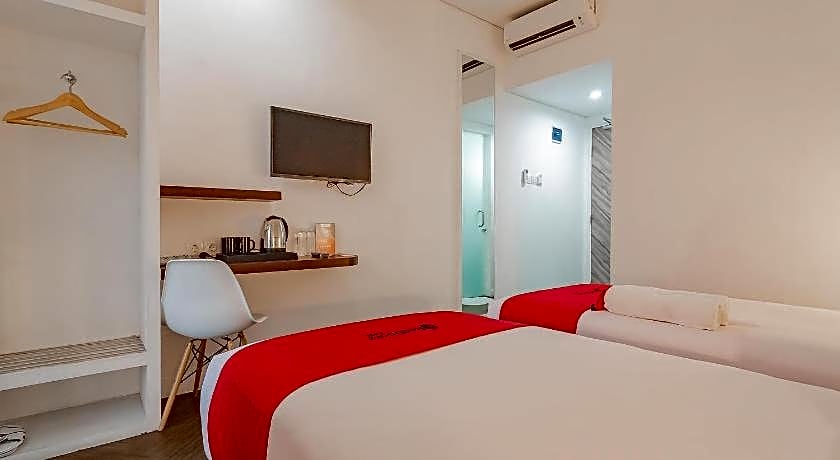 RedDoorz Premium @ Hotel Hebat
