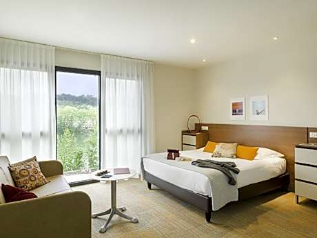 Family Room (2 Adults + 2 Children)