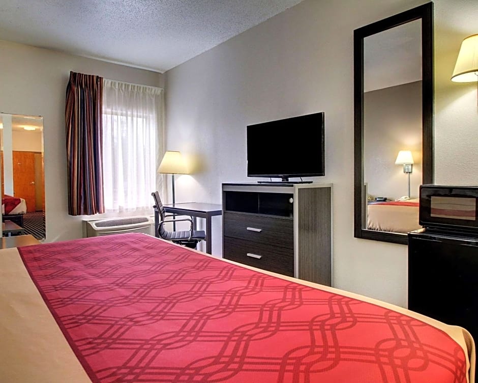 Econolodge Inn & Suites