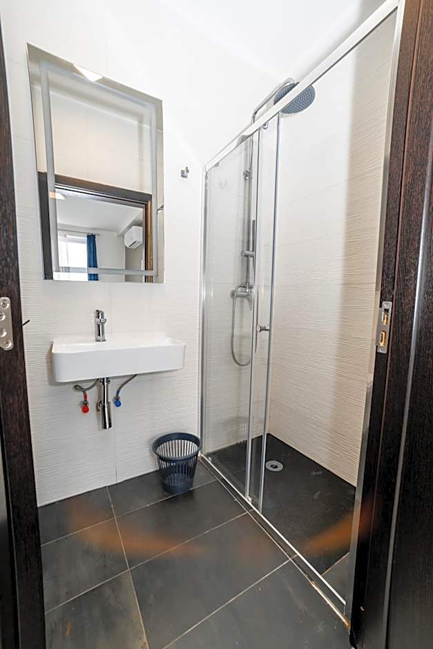 Spacious 2BR Apartment with Terrace - by HostMT