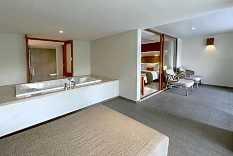 Deluxe Suite with Spa Bath and One-Time Mini-bar