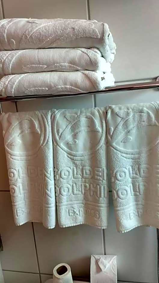 Golden Dolphin 3Pessoas com piscinas termais mais toalhas e roupas de cama lençóis travesseiros fronhas limpeza do check in impostos e taxas já incluso ATENÇÃO A hospedagem podera ocorrer no express ou Grand hotel,conforme a disponibilidade de apto