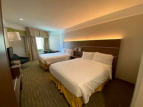 Standard Queen Room with Two Queen Beds and Tub - Communications Accessible