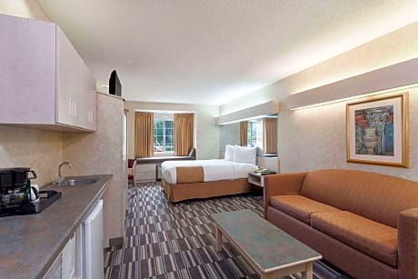 1 King Bed, Suite, Nonsmoking, Accessible